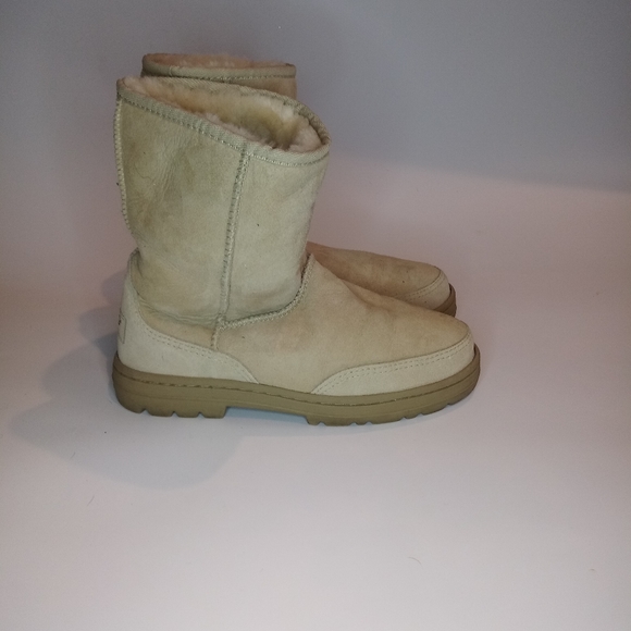 Ugg boots "cream" size 7 in womens - Picture 2 of 6
